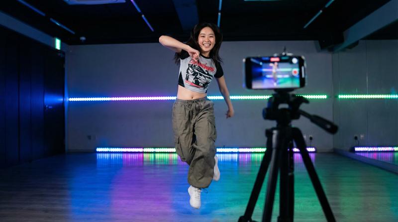 黄色仓库舞蹈短视频